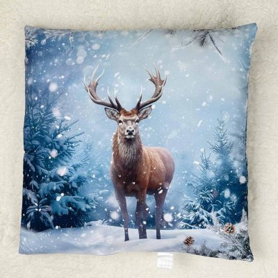   Karácsonyi díszpárna – Elegáns rénszarvas havas erdőben 40×40 cm